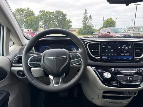 Used 2024 Chrysler Pacifica Touring-L FWD image 38