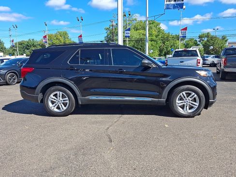 Used 2022 Ford Explorer XLT w/ Equipment Group 202A AWD/4WD image 8
