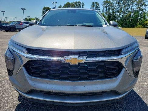 Used 2025 Chevrolet Trax LT FWD image 2