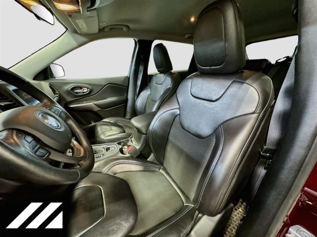 Used 2019 Jeep Cherokee Latitude Plus w/ Cold Weather Group AWD/4WD image 21