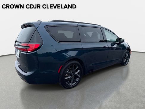 Used 2025 Chrysler Pacifica Limited FWD image 5
