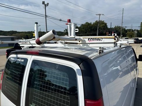 Used 2018 Chevrolet Express 3500 w/ Driver Convenience Package RWD image 19
