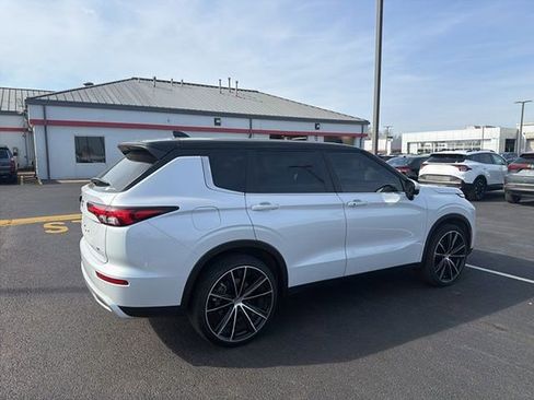 Used 2023 Mitsubishi Outlander SE image 12