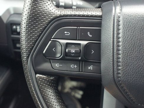 Used 2025 Toyota Tacoma SR5 AWD/4WD image 9