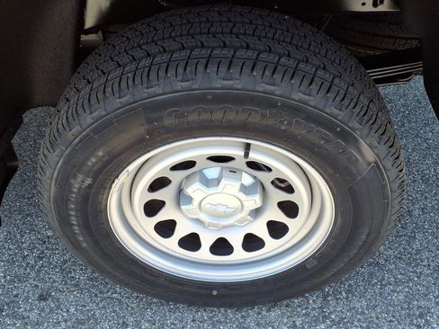 New 2025 Chevrolet Colorado W/T image 9