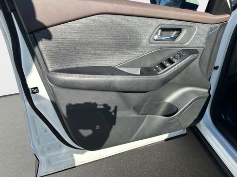 Used 2023 Nissan Rogue SV image 18