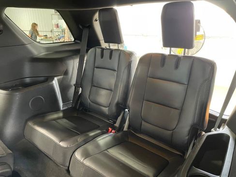 Used 2017 Ford Explorer XLT w/ Equipment Group 202A AWD/4WD image 17