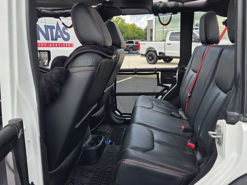 Used 2017 Jeep Wrangler Unlimited Rubicon AWD/4WD image 4