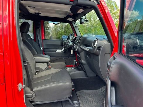 Used 2017 Jeep Wrangler Unlimited Sahara w/ Connectivity Group AWD/4WD image 18