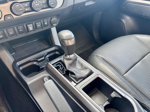 Used 2020 Toyota Tacoma TRD Off-Road w/ TRD Premium Off Road Package AWD/4WD image 27