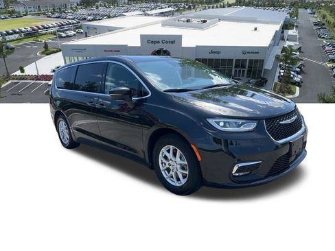 Certified 2023 Chrysler Pacifica Touring-L FWD image 10