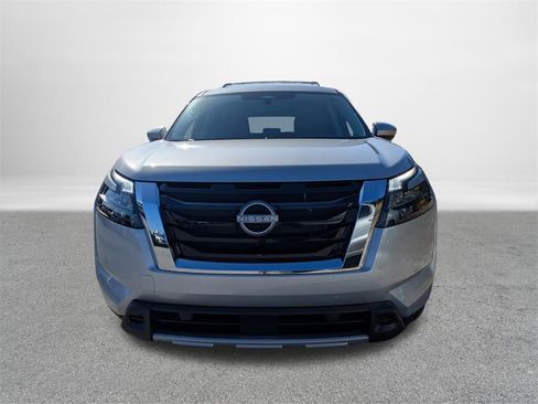 New 2025 Nissan Pathfinder SL image 8
