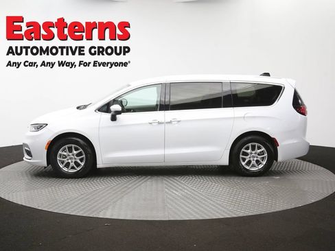 Used 2023 Chrysler Pacifica Touring-L FWD image 61