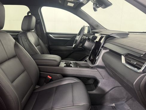 Used 2024 GMC Acadia Elevation image 10