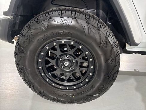 Used 2018 Jeep Wrangler Unlimited Sahara image 11