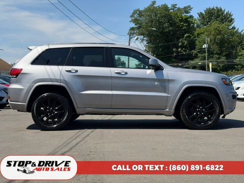 Used 2018 Jeep Grand Cherokee Altitude AWD/4WD image 4