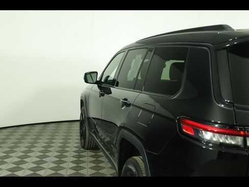 Used 2023 Jeep Grand Cherokee L Laredo image 18