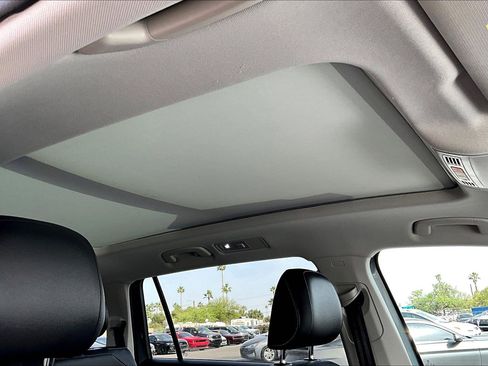 Used 2018 Volkswagen Tiguan SEL image 16