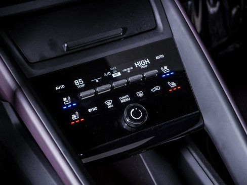 Certified 2025 Porsche Macan 4S Electric AWD/4WD image 23