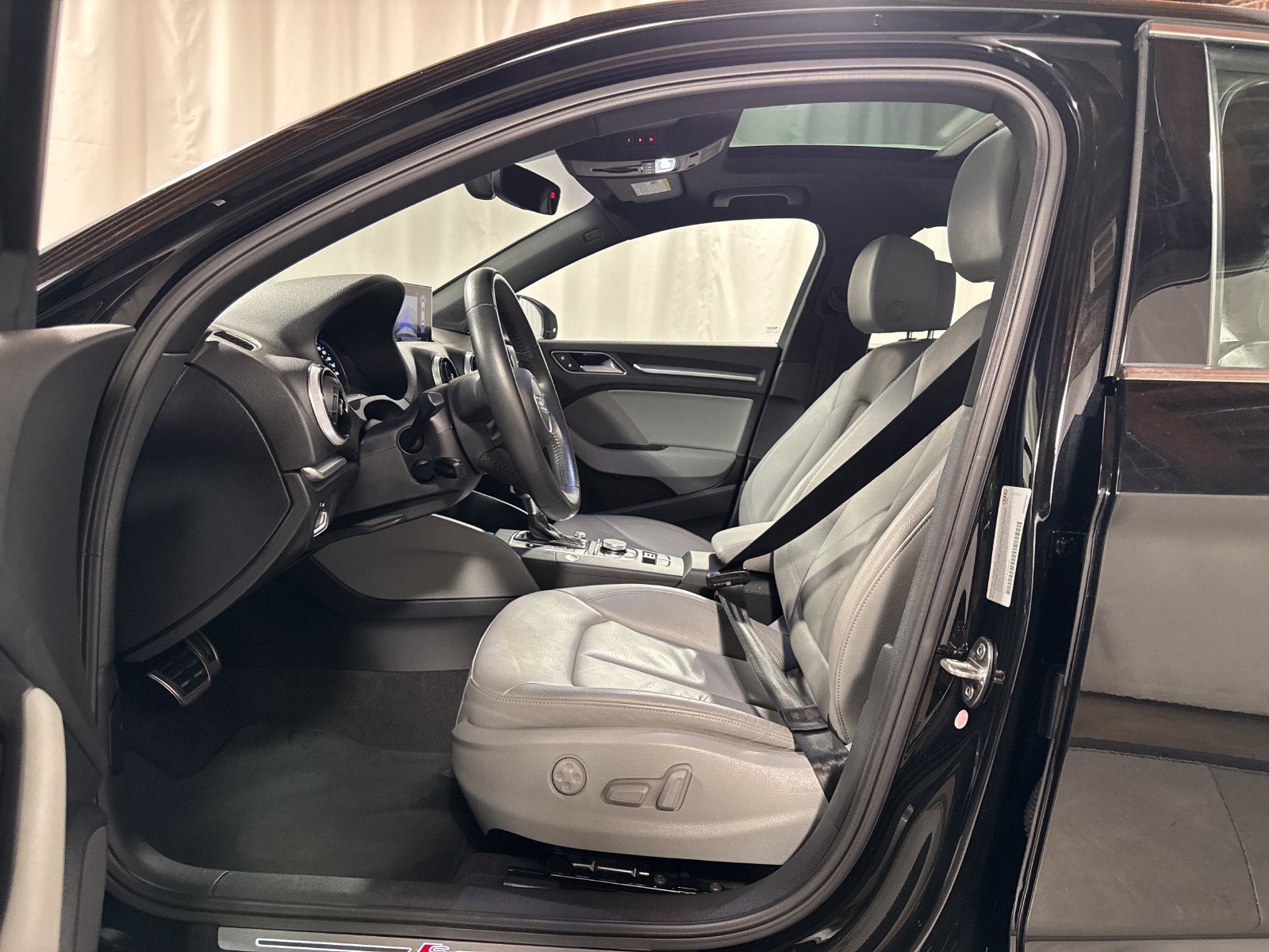 Used 2019 Audi A3 2.0T Premium Plus w/ Premium Plus Package FWD image 3
