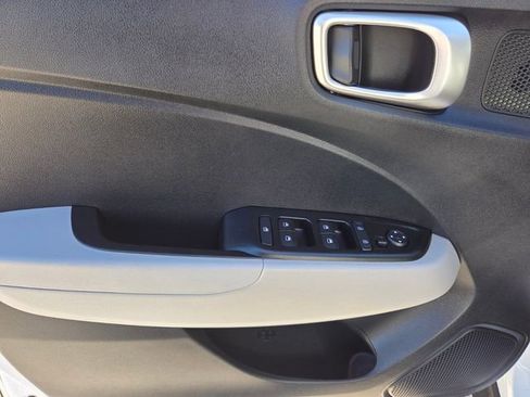 Used 2025 Hyundai Venue SEL image 23