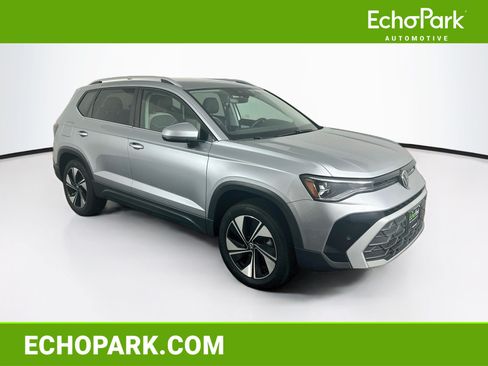Used 2025 Volkswagen Taos SE AWD/4WD image 1
