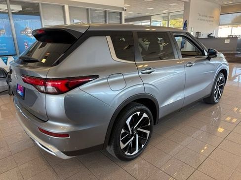 Used 2024 Mitsubishi Outlander SE AWD/4WD image 3