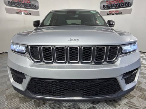 Used 2023 Jeep Grand Cherokee Laredo image 8