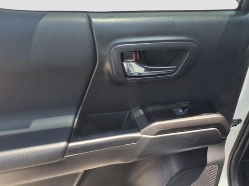 Used 2022 Toyota Tacoma TRD Off-Road image 10