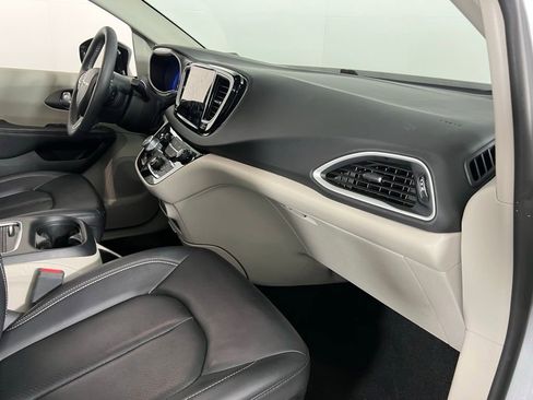 Used 2024 Chrysler Pacifica Touring-L image 30