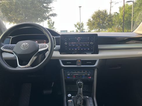 Used 2025 Volkswagen Taos SE FWD image 27
