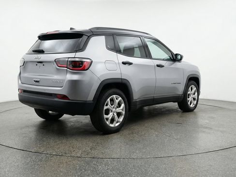 Used 2025 Jeep Compass Latitude image 9