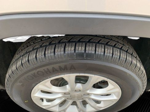 Used 2020 Jeep Cherokee Latitude w/ Cold Weather Group image 23