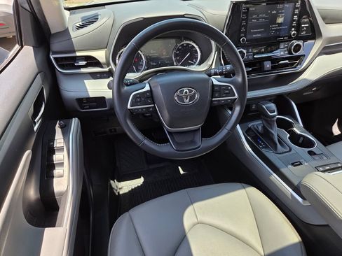 Used 2022 Toyota Highlander XLE FWD image 7