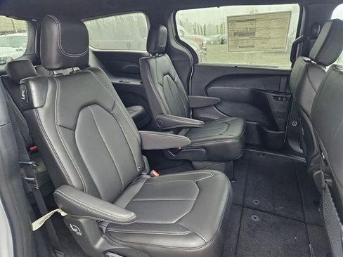 New 2026 Chrysler Pacifica Select FWD image 20