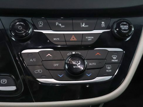 Used 2023 Chrysler Pacifica Touring-L image 47