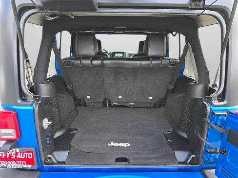 Used 2016 Jeep Wrangler Unlimited Sahara w/ Connectivity Group AWD/4WD image 17