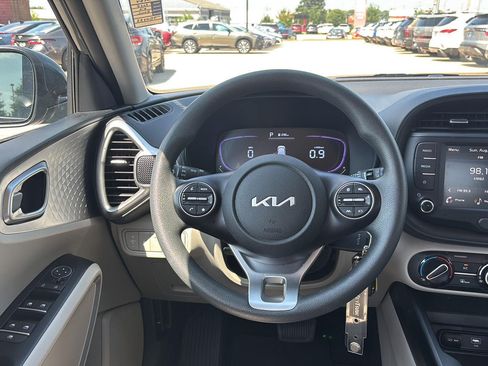 Used 2025 Kia Soul LX w/ LX Technology Package FWD image 8