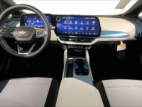 Used 2025 Chevrolet Equinox EV LT image 15