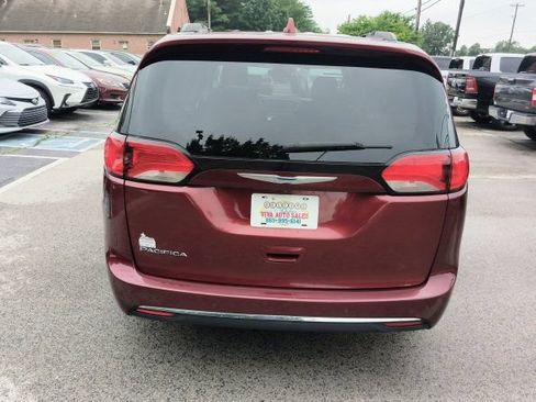 Used 2017 Chrysler Pacifica Touring-L FWD image 4