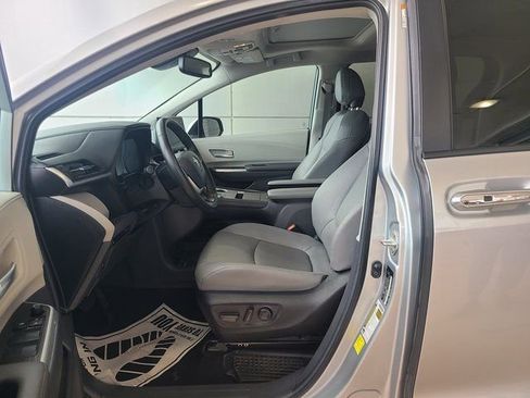 Used 2024 Toyota Sienna XLE image 3