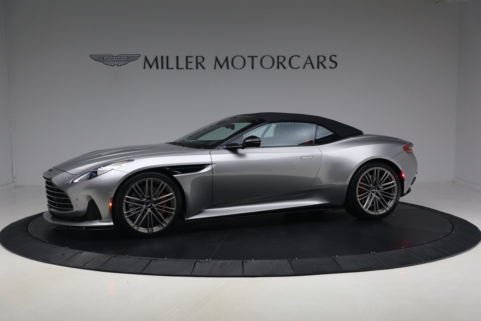 Used 2024 Aston Martin DB12 Convertible RWD image 15