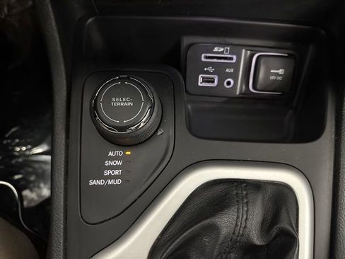 Used 2015 Jeep Cherokee Latitude w/ Cold Weather Group image 41