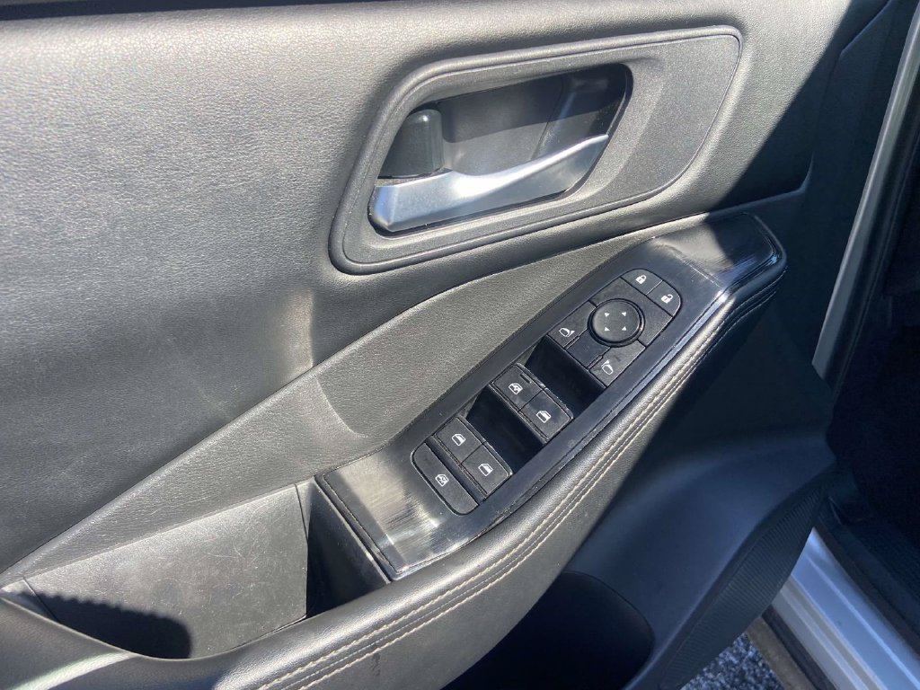 Used 2025 Nissan Rogue SV AWD/4WD image 13