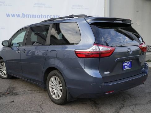 Used 2017 Toyota Sienna XLE Premium FWD image 4