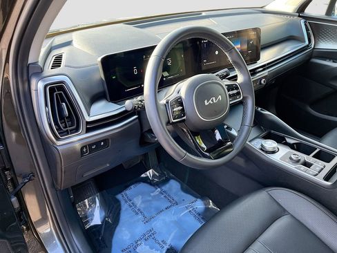 Certified 2025 Kia Sorento EX w/ EX Panoramic Sunroof Package image 9