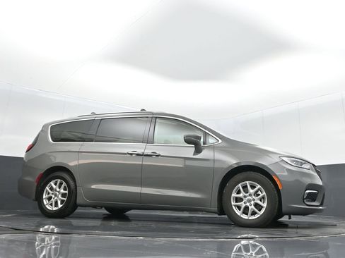 Used 2021 Chrysler Pacifica Touring-L image 29