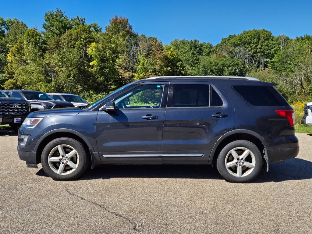 Used 2017 Ford Explorer XLT w/ Equipment Group 202A AWD/4WD image 2