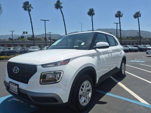 Used 2026 Hyundai Venue SE FWD image 2