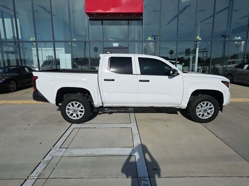 Used 2025 Toyota Tacoma SR image 3